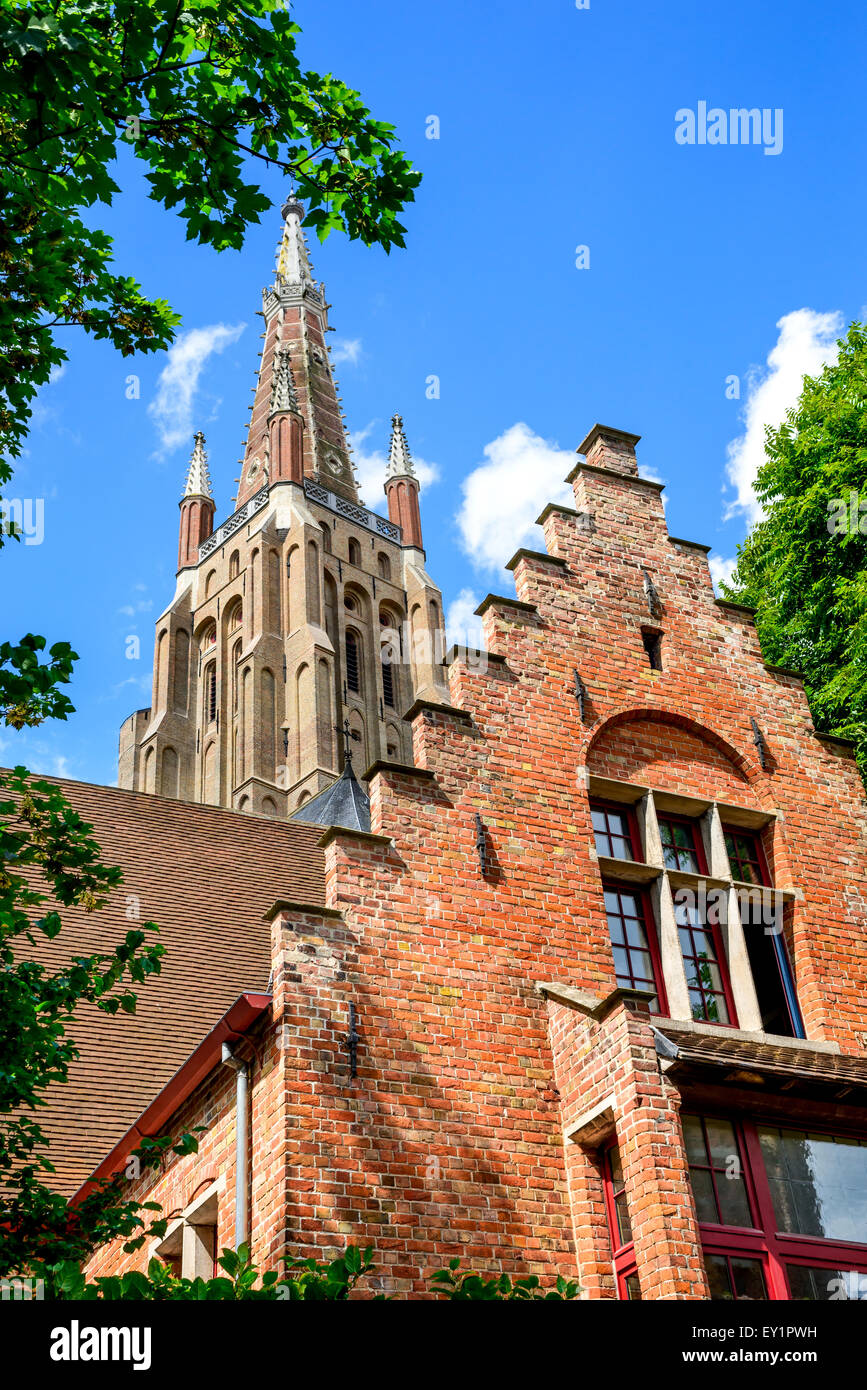 Brügge, Belgien. Morgendliche Aussicht von der Liebfrauenkirche (Vrouwekerk) von Bonifacius Brücke in Brügge, West-Flandern. Stockfoto