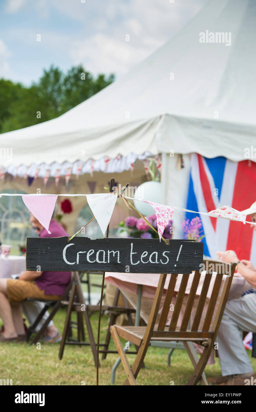 Cream Teas melden Sie an der Themse traditionellen Boat Festival, Fawley Wiesen, Henley On Thames, Oxfordshire, England Stockfoto