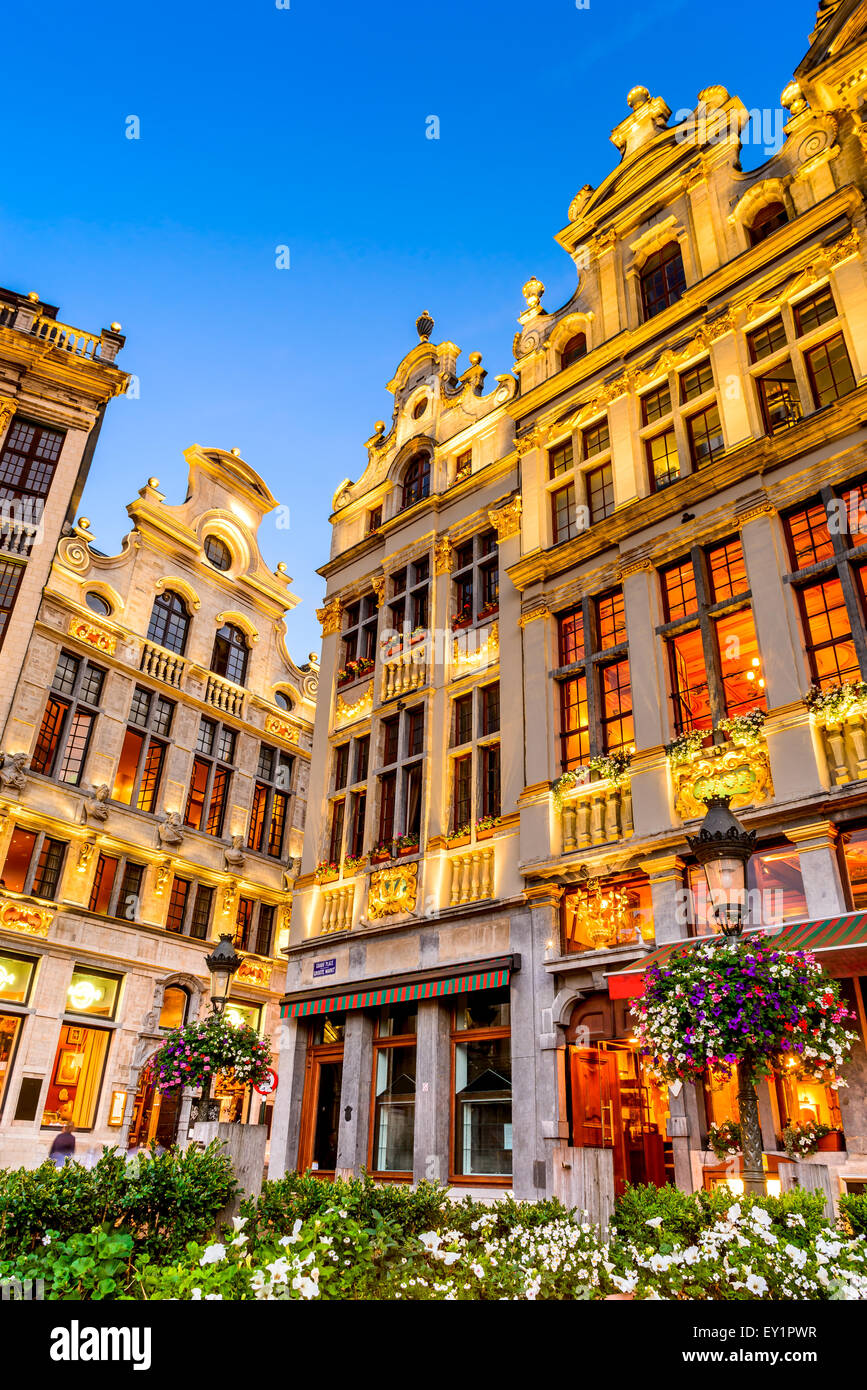 Bruxelles, Belgien. Twilight-Bild mit Grand Place in Brüssel (Grote Markt) und mittelalterliche Architektur Hausfassaden. Stockfoto