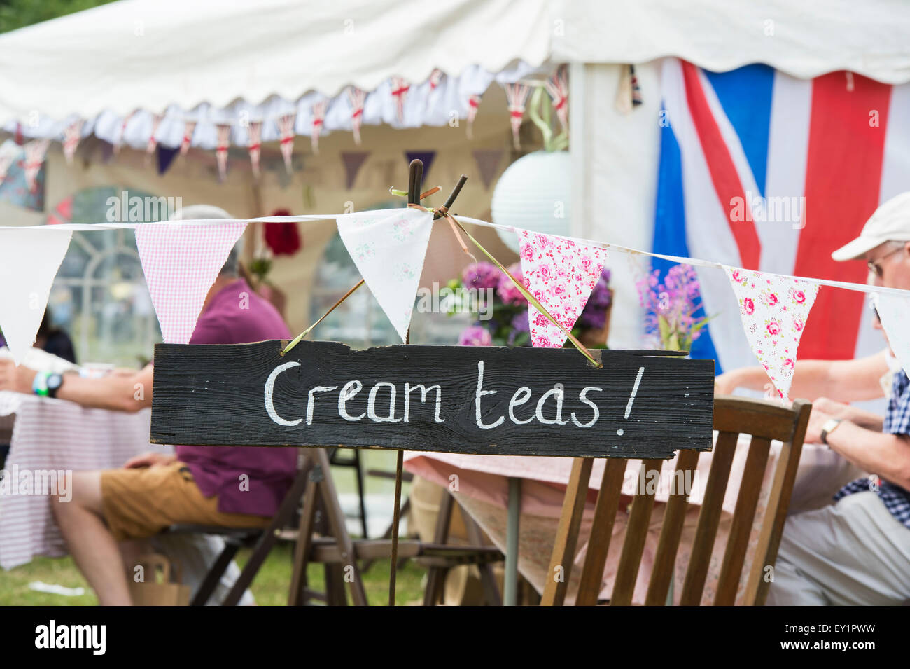 Cream Teas melden Sie bei traditionellen Boot Thames Festival, Fawley Wiesen, Henley On Thames, England Stockfoto