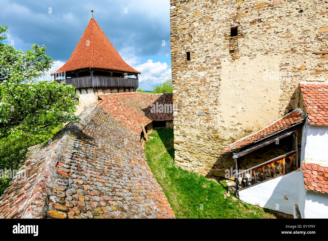 Siebenbürgen, Rumänien. Bild mit Innenhof des Deutsch-Weißkirch befestigte Kirche, UNESCO-Weltkulturerbe, deutsche Wahrzeichen Rumänien Stockfoto