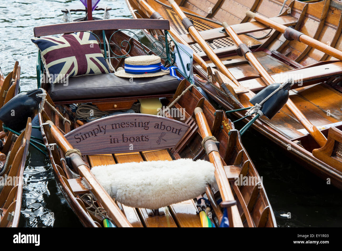 Traditionelle hölzerne Ruderboote auf der Themse traditionellen Boat Festival, Fawley Wiesen, Henley On Thames, Oxfordshire, England Stockfoto