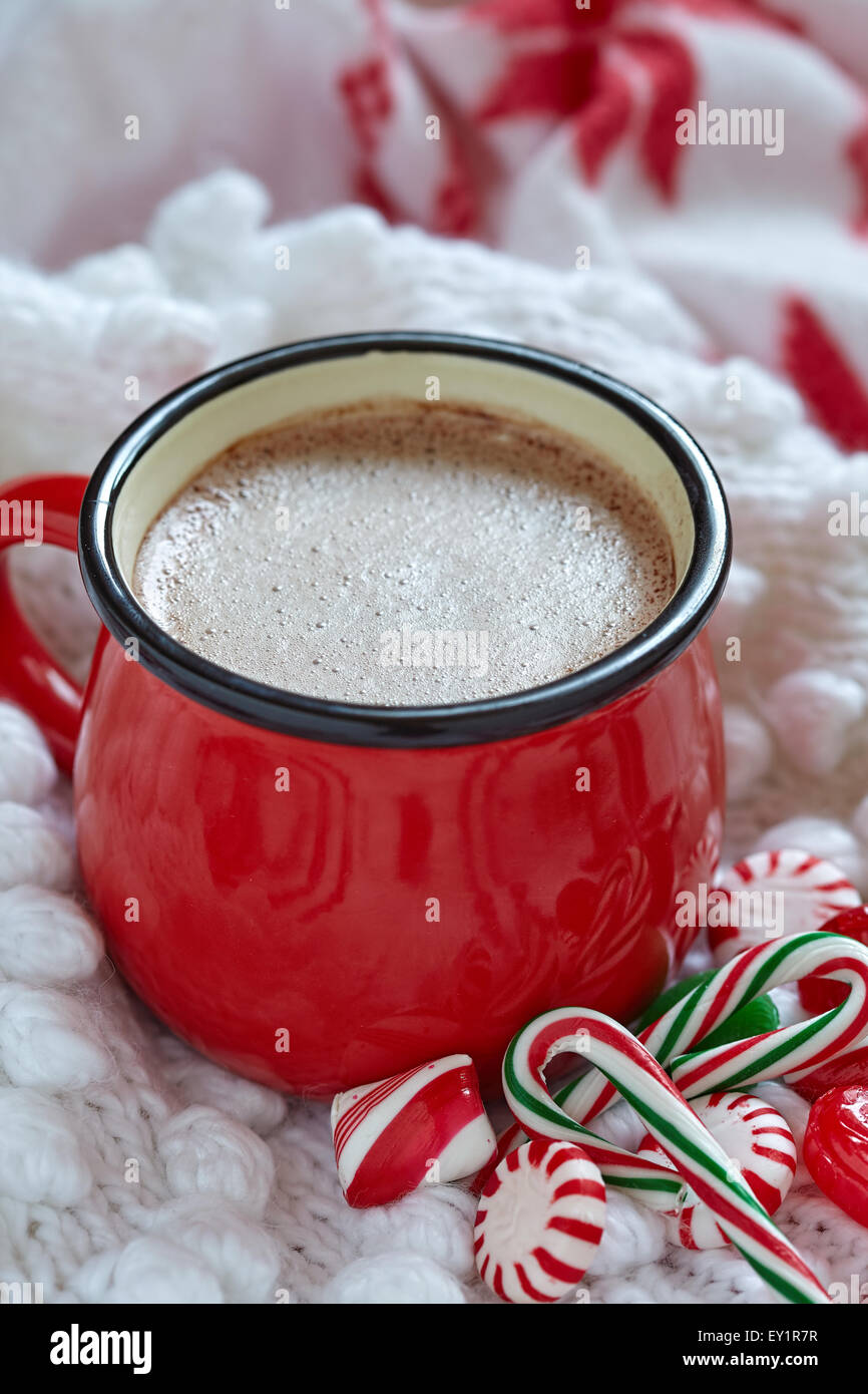 Heiße Schokolade in einem roten Becher Stockfoto