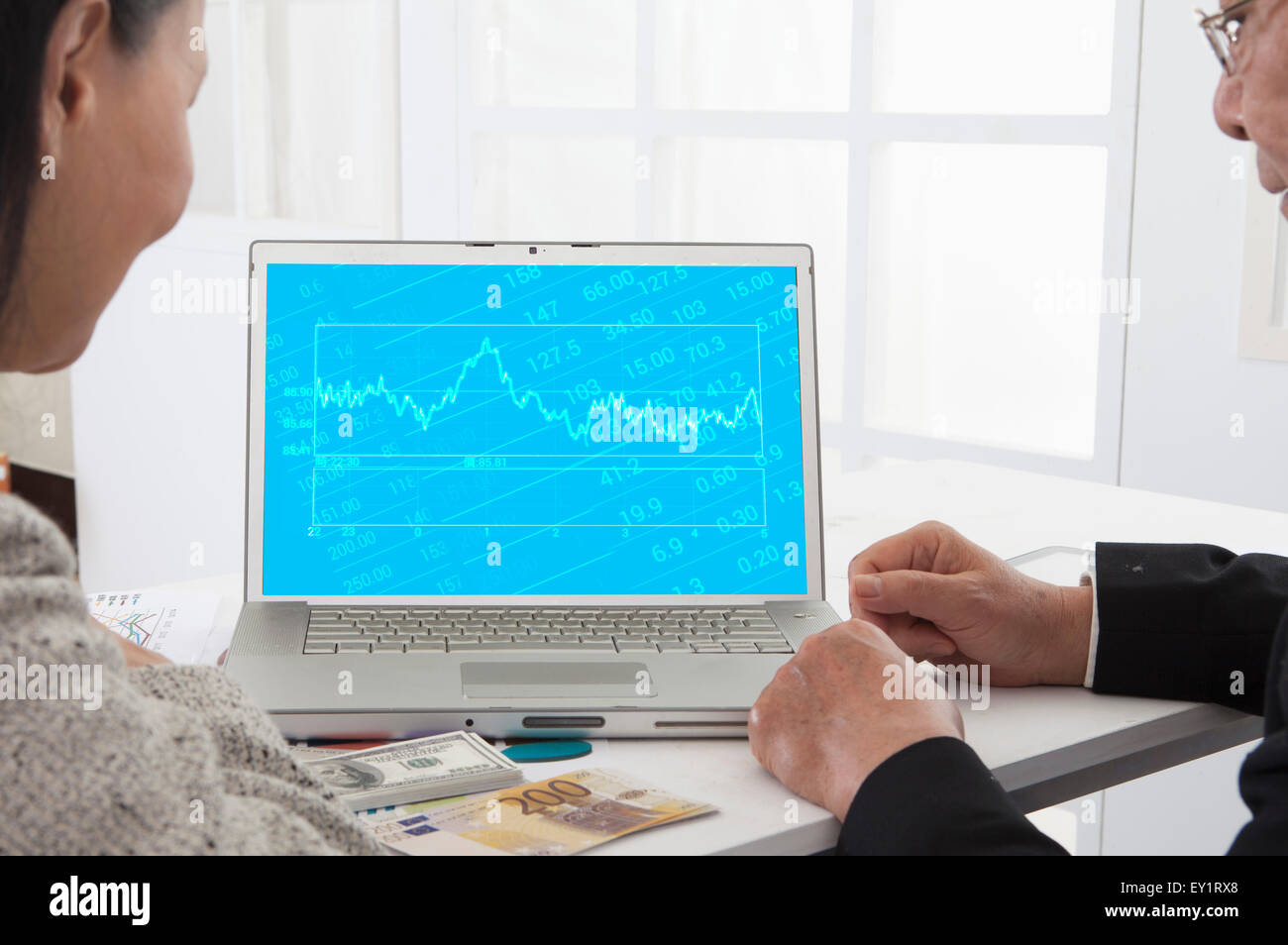 Älteres Paar sucht zum Marktpreis auf dem Laptop zusammen, Stockfoto