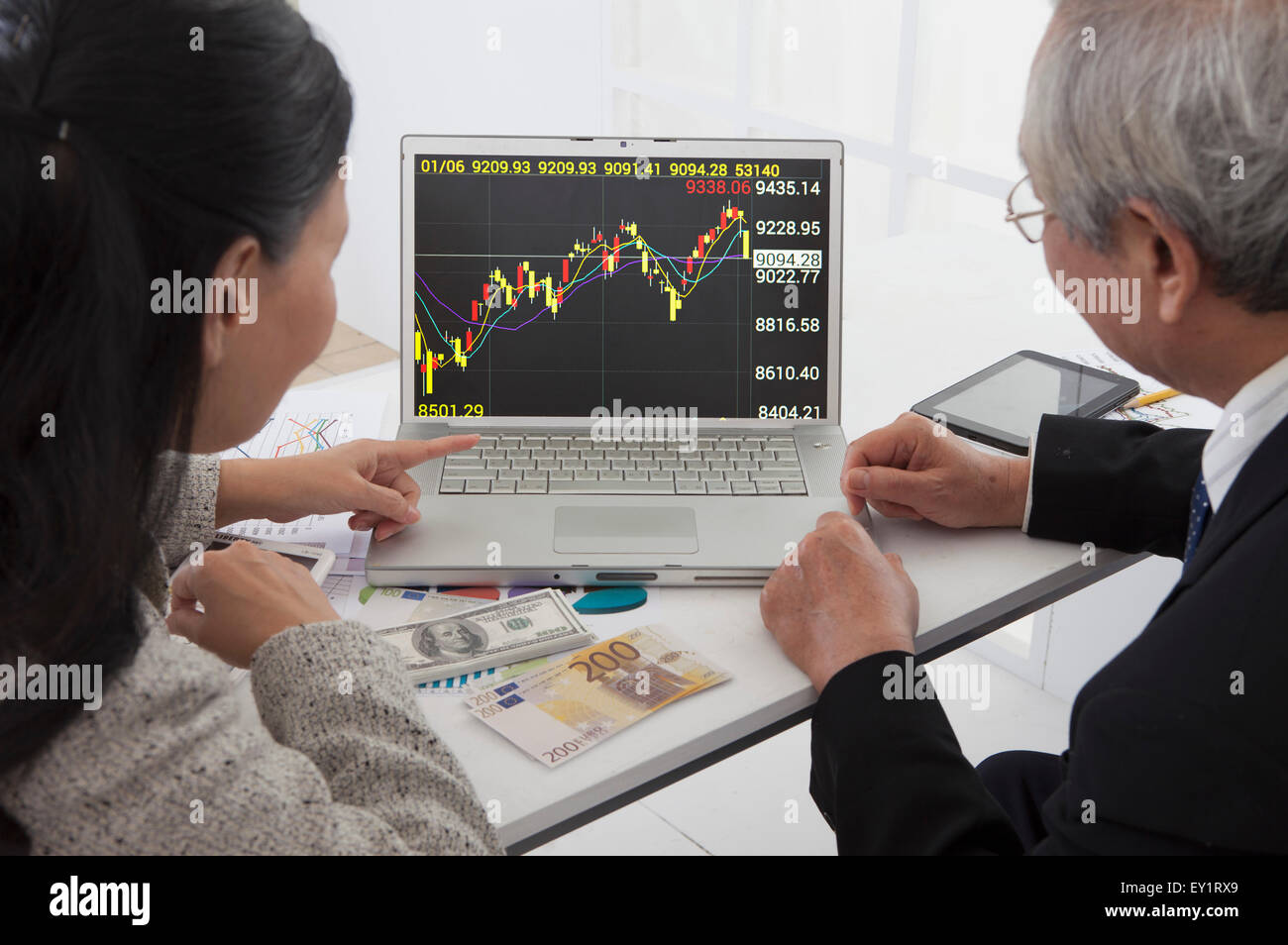 Älteres Paar sucht zum Marktpreis auf dem Laptop zusammen, Stockfoto