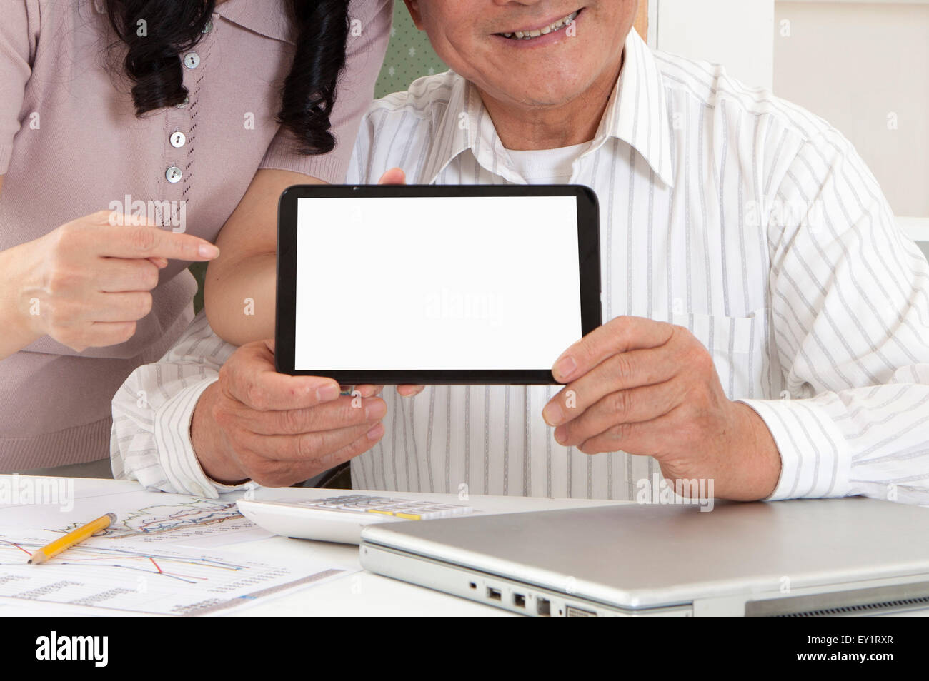 Älteres Paar mit Touch pad zusammen, Stockfoto
