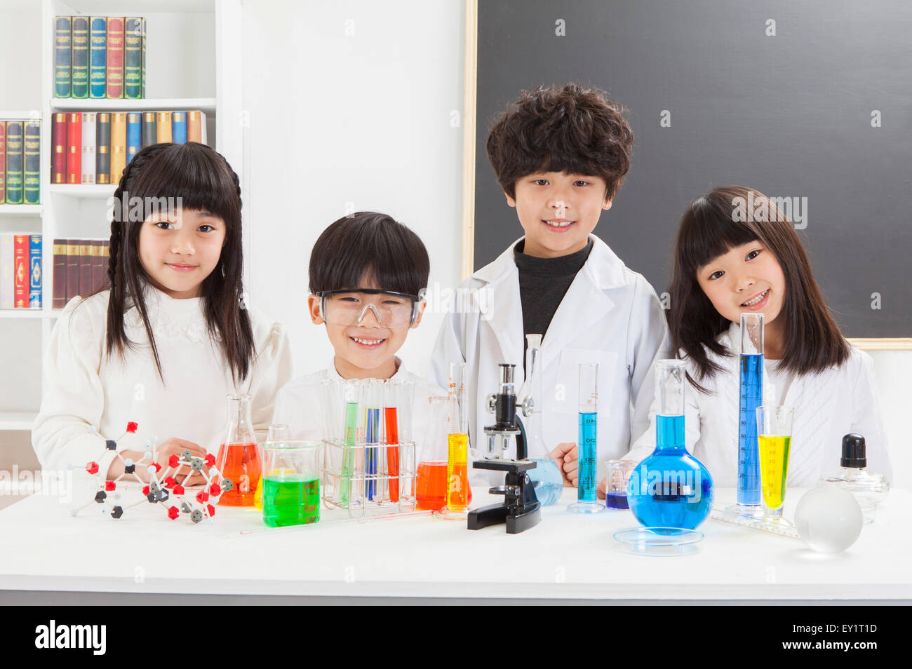 Kinder stehen in einer Reihe im Labor und lächelt in die Kamera zusammen Stockfoto