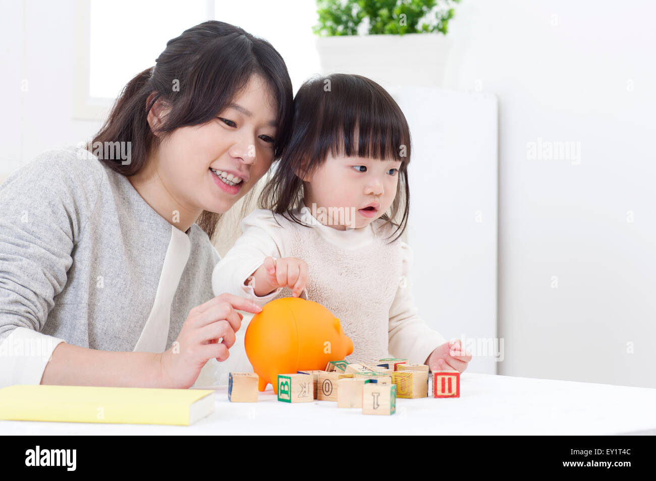 Mutter und Baby Mädchen spielen mit Lächeln zusammen, Stockfoto