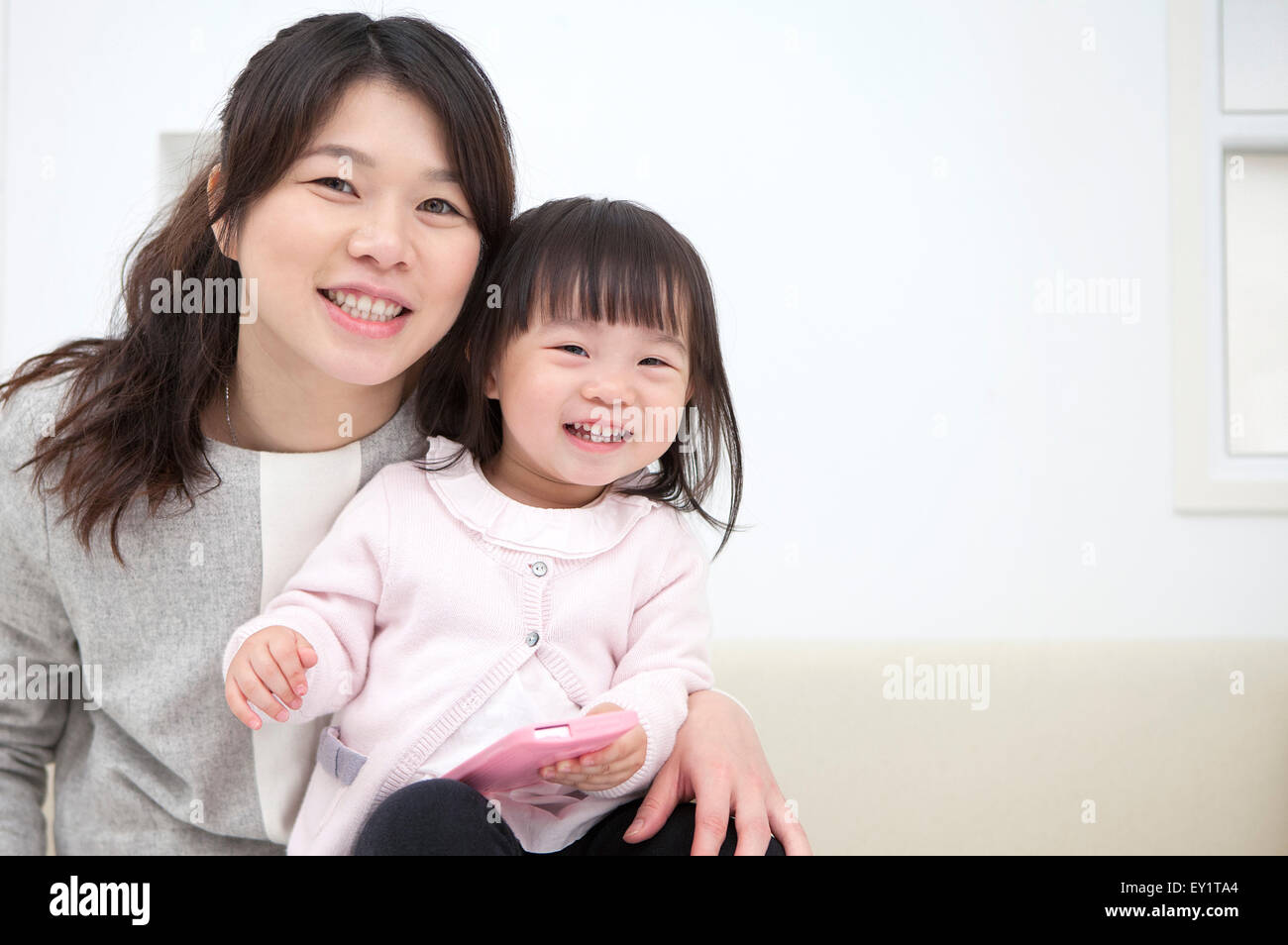 Mutter und Baby Mädchen lächelt glücklich miteinander, Stockfoto