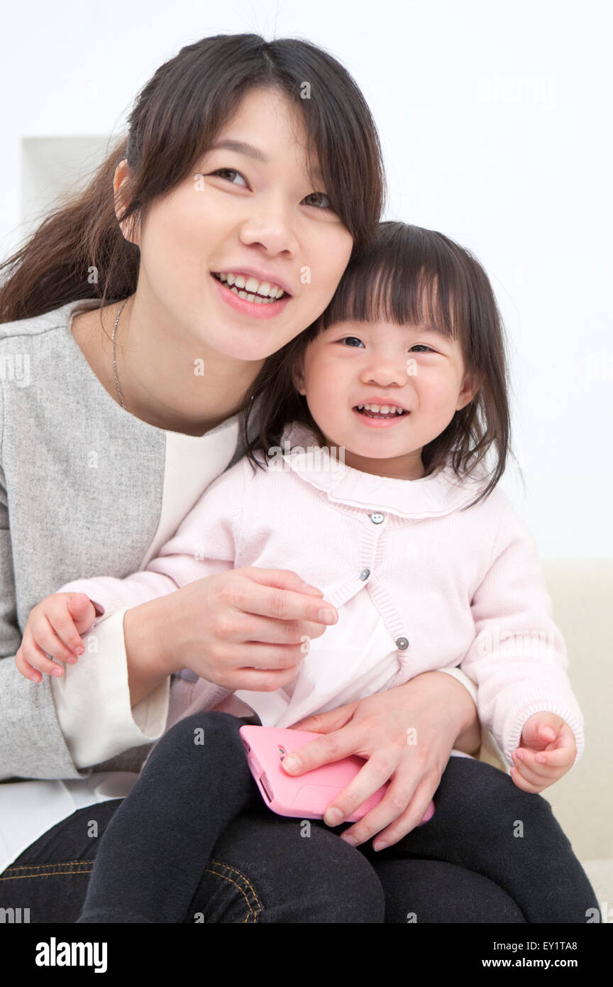 Mutter und Baby Mädchen lächelt glücklich miteinander, Stockfoto