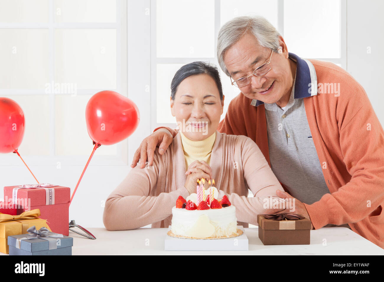 Älteres Paar feiert Geburtstag und wünschen, Stockfoto