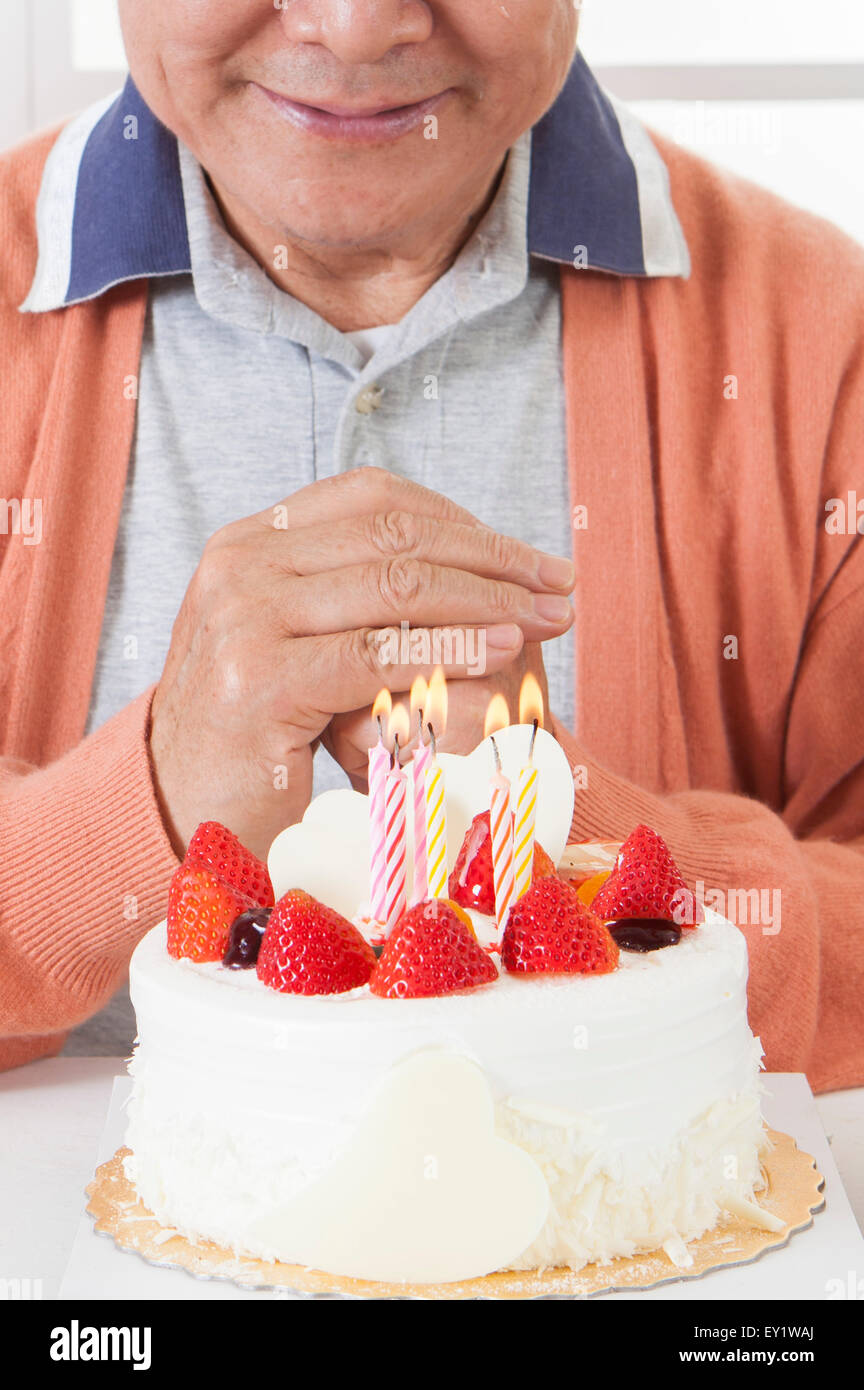 Senior woman feiert Geburtstag und wünschen, Stockfoto
