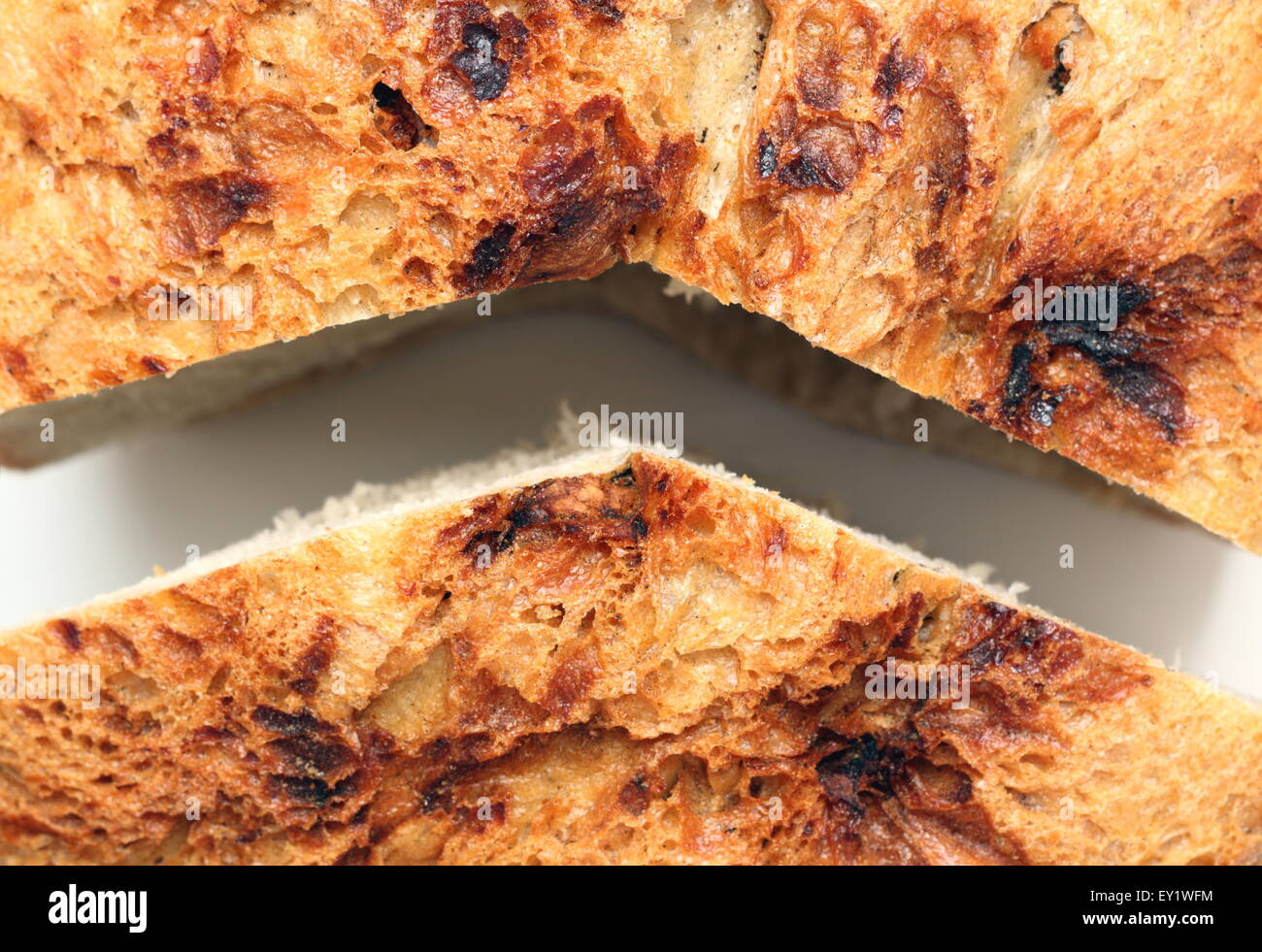 Detail der rumänischen selbstgebackenes Brot schneiden Sie in zwei Stücke auf einen weißen Tisch Stockfoto
