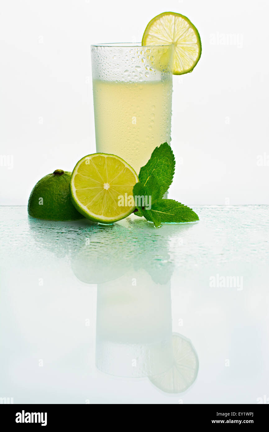 Glas mit kalte Limonade Stockfoto