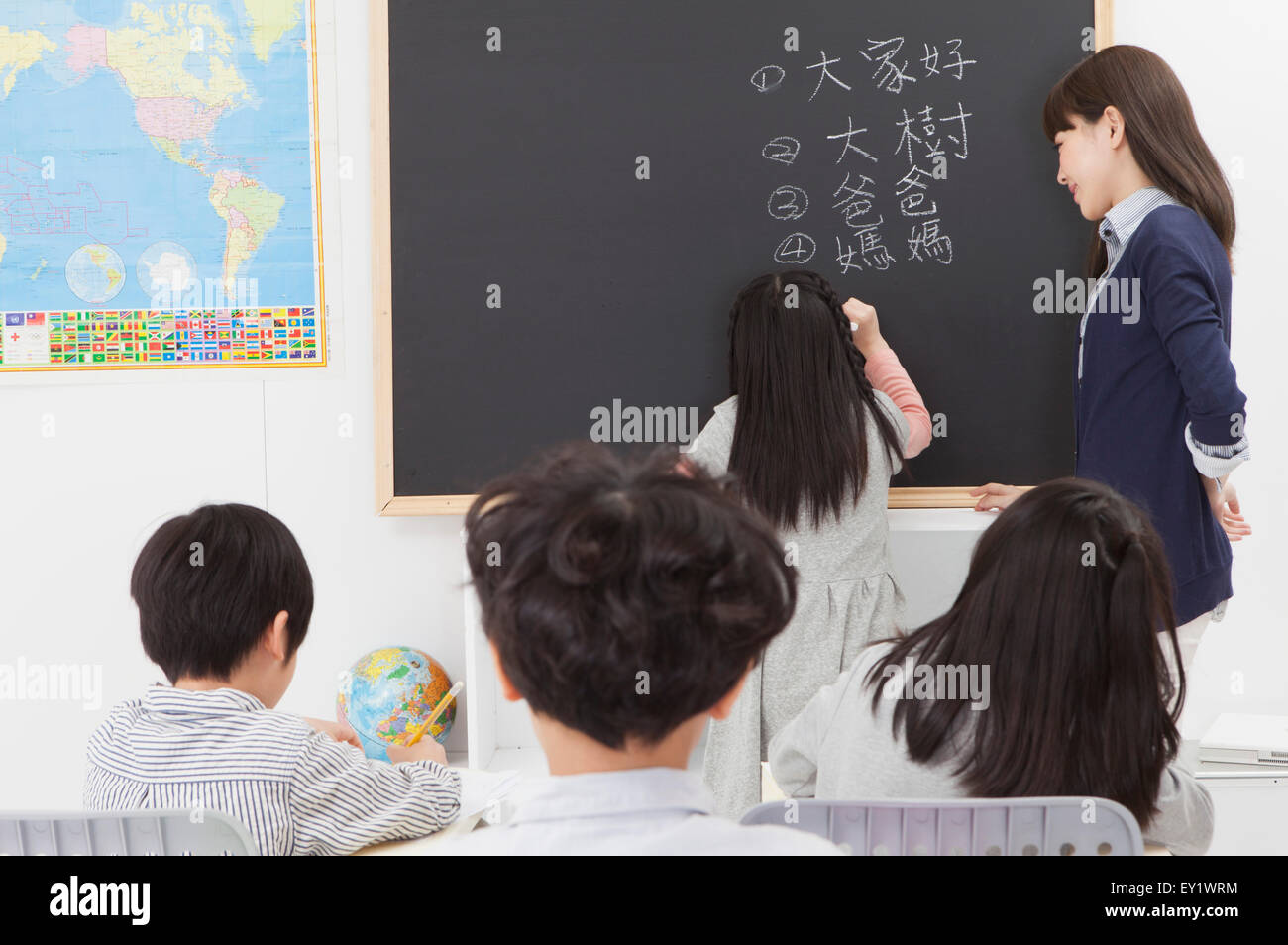Junge Lehrer unterrichten und lächelnd in die Klassenzimmer, Stockfoto