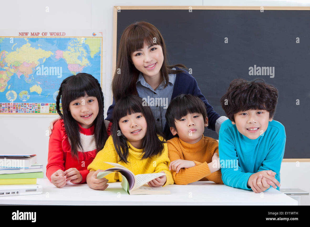 Junge Lehrer und Schüler lächelnd in die Kamera zusammen, Stockfoto