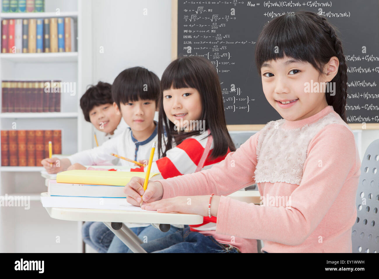 Kinder lernen im Unterricht und in die Kamera Lächeln, Stockfoto