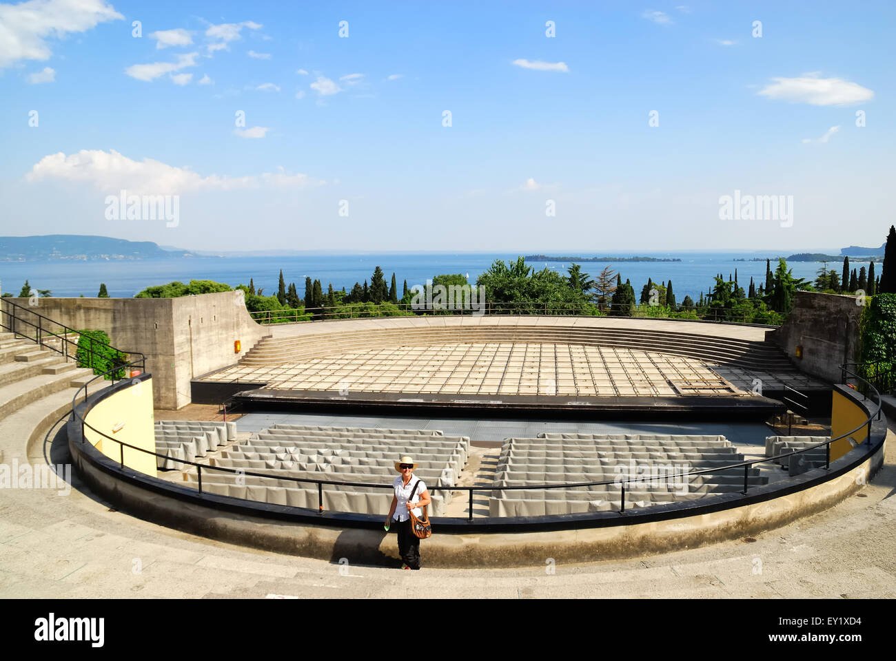 Gardone Riviera, Brescia, Italien. Das Vittoriale der Italiener (der Schrein des italienischen Siege). Vittoriale wurde das Haus von Gabriele D'Annunzio. Das Theater, wo sie Eleonora Duse durchgeführt. Im Hintergrund der Gardasee. Stockfoto