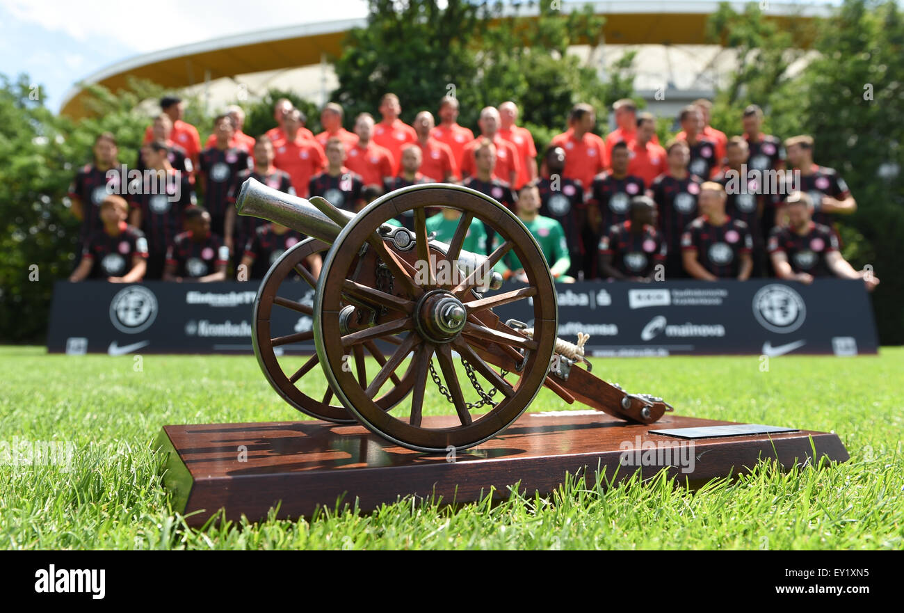 Deutsche Fußball Bundesliga 2015/16 - Fototermin Eintracht Frankfurt am 15. Juli 2015 in Frankfurt am Main: das Bild zeigt die Topscorer-Trophy, die Alexander Meier mit, für die meisten Tore in der letzten Saison vor Team von Eintracht Frankfurt geehrt wurde. Stockfoto