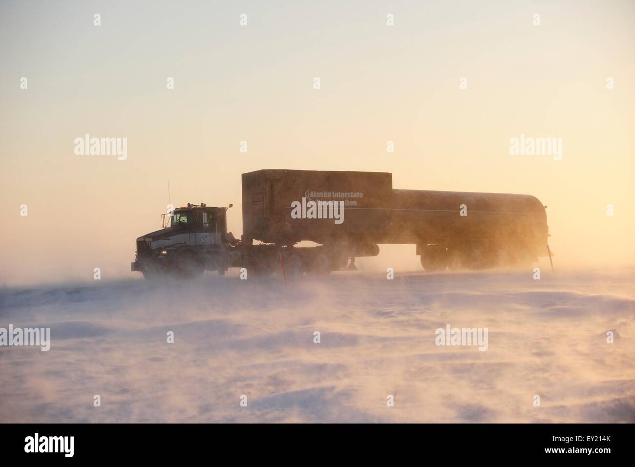 LKW-Transport von waren auf dem verschneiten Dalton Highway mitten im arktischen Winter, Dalton Highway, Haul Road, Alaska, USA Stockfoto