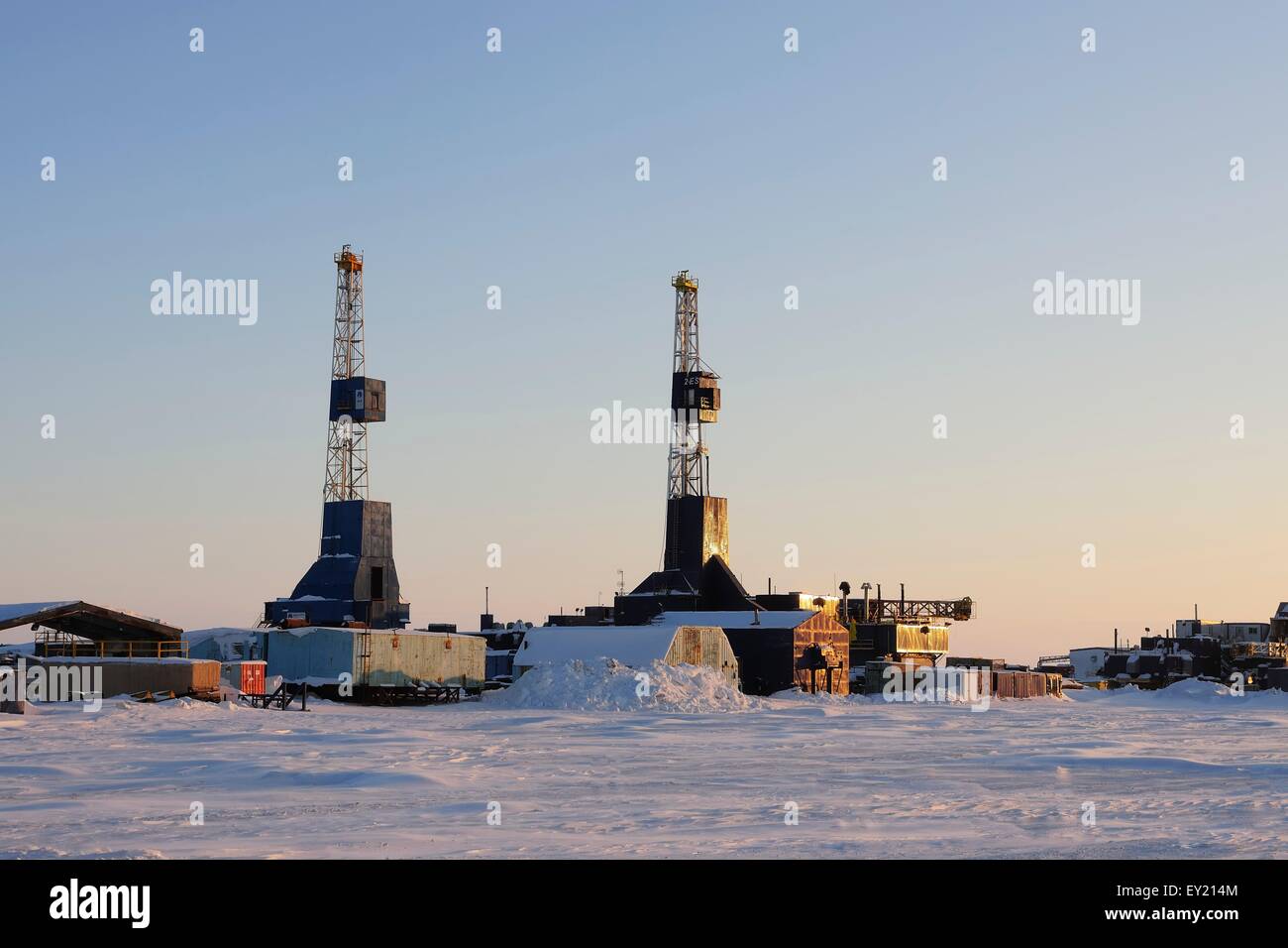 Öl-Bohrtürme auf der Prudhoe Bay-Ölfeld, Prudhoe Bay, Alaska, USA Stockfoto