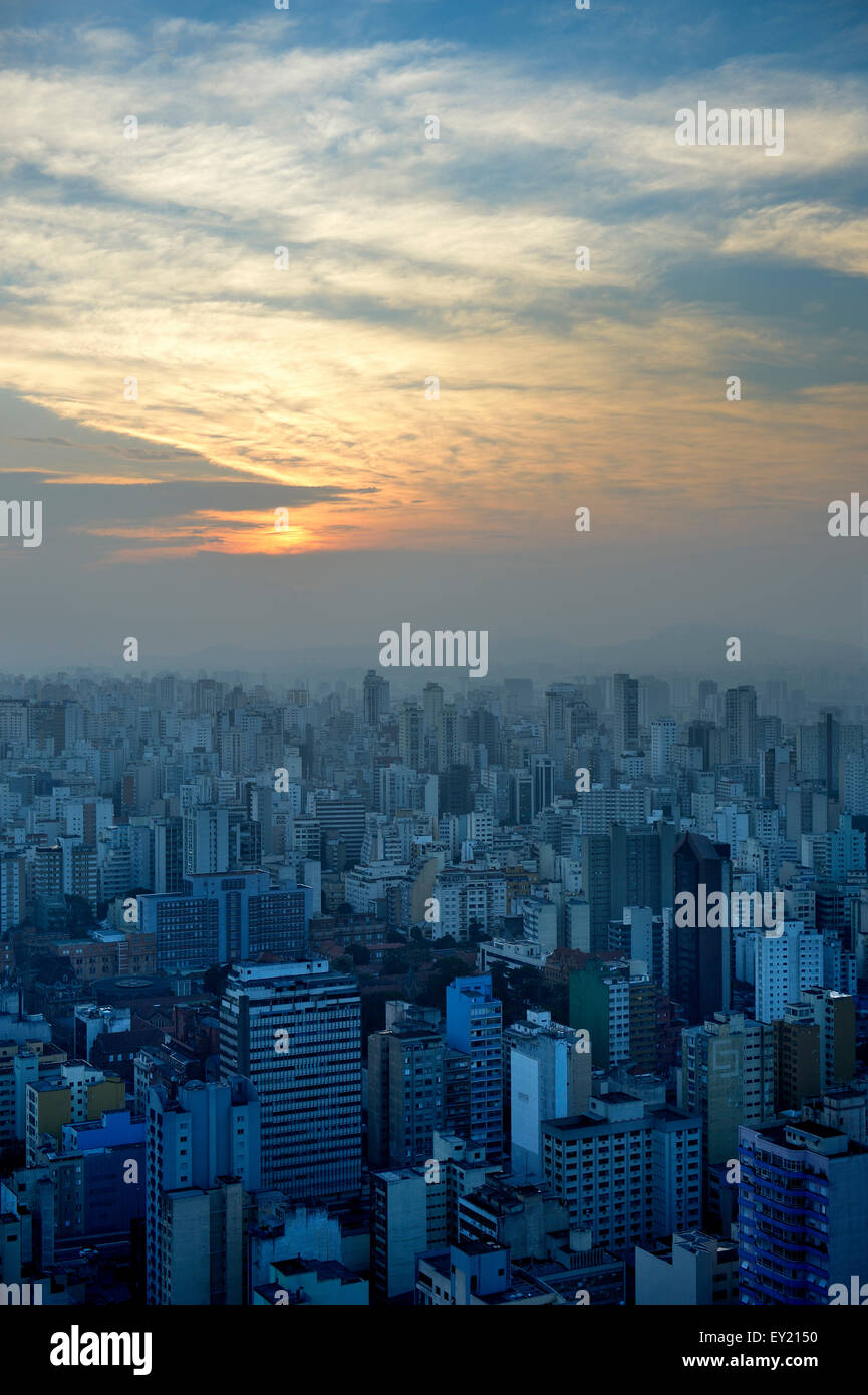Sonnenuntergang über der Stadt mit Wolkenkratzern, São Paulo, Brasilien Stockfoto