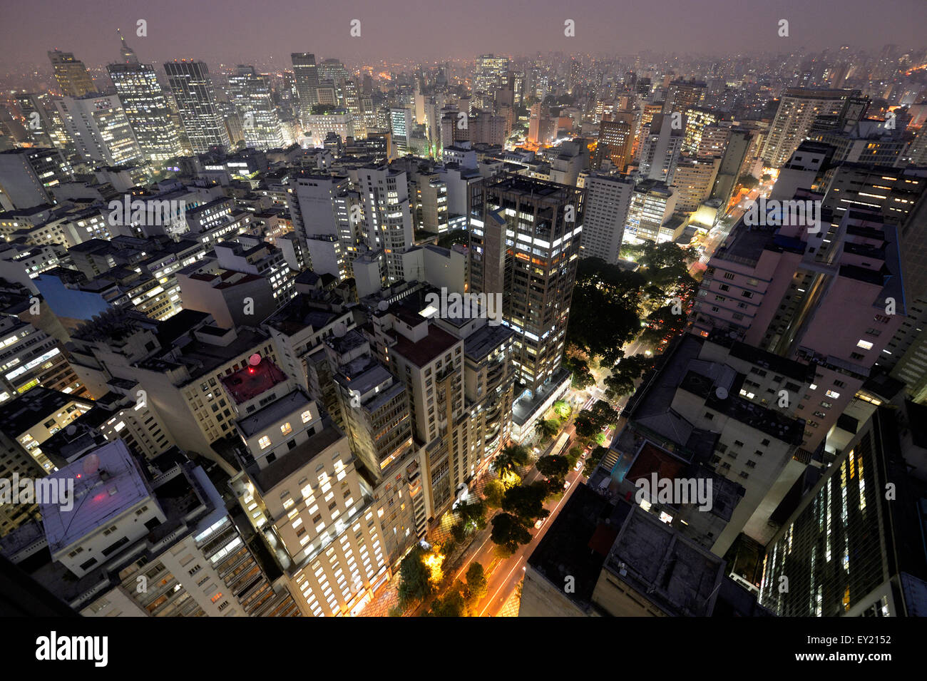 Stadtbild mit Wolkenkratzern, in der Nacht, São Paulo, Brasilien Stockfoto