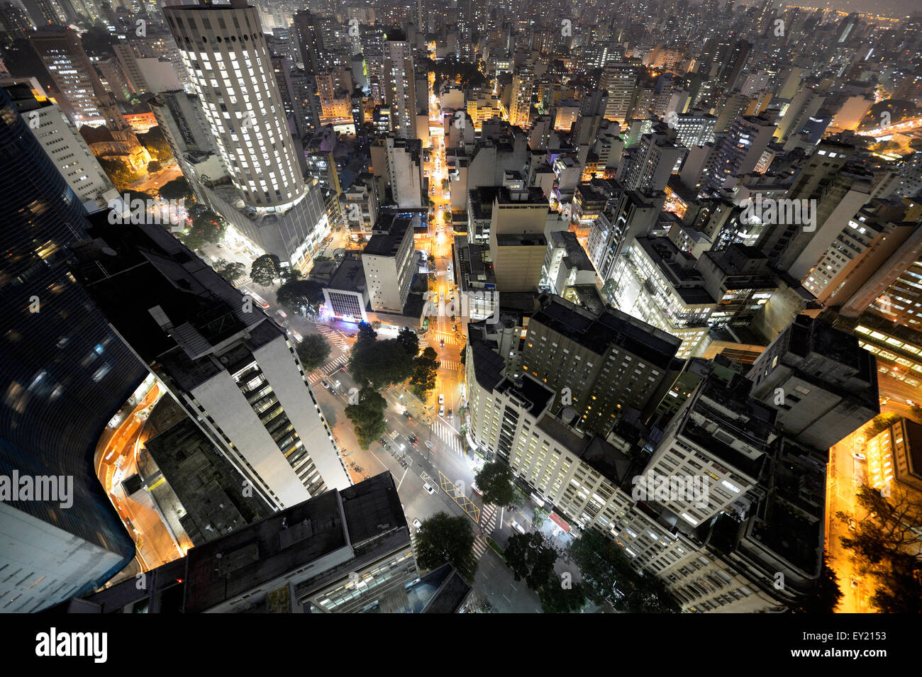 Straßenschlucht, von oben, Wolkenkratzer, in der Nacht, São Paulo, Brasilien Stockfoto