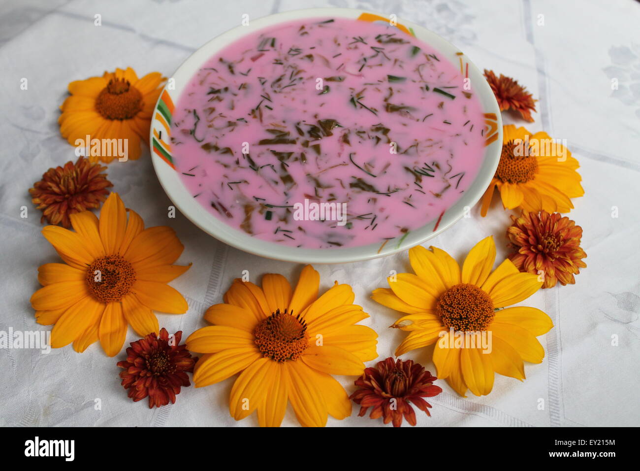 kalte erfrischende Suppe aus jungen Zuckerrüben in Platte dekoriert orange Blumen Stockfoto