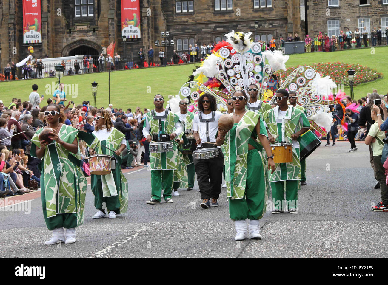 Edinburgh, Großbritannien. 19. Juli 2015. Performer März an der grand Parade am Edinburgh Festival Fasching in Edinburgh, Großbritannien, am 19. Juli 2015. Bildnachweis: Guo Chunju/Xinhua/Alamy Live-Nachrichten Stockfoto