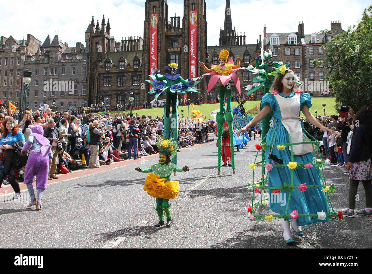 Edinburgh, Großbritannien. 19. Juli 2015. Performer März an der grand Parade am Edinburgh Festival Fasching in Edinburgh, Großbritannien, am 19. Juli 2015. Bildnachweis: Guo Chunju/Xinhua/Alamy Live-Nachrichten Stockfoto