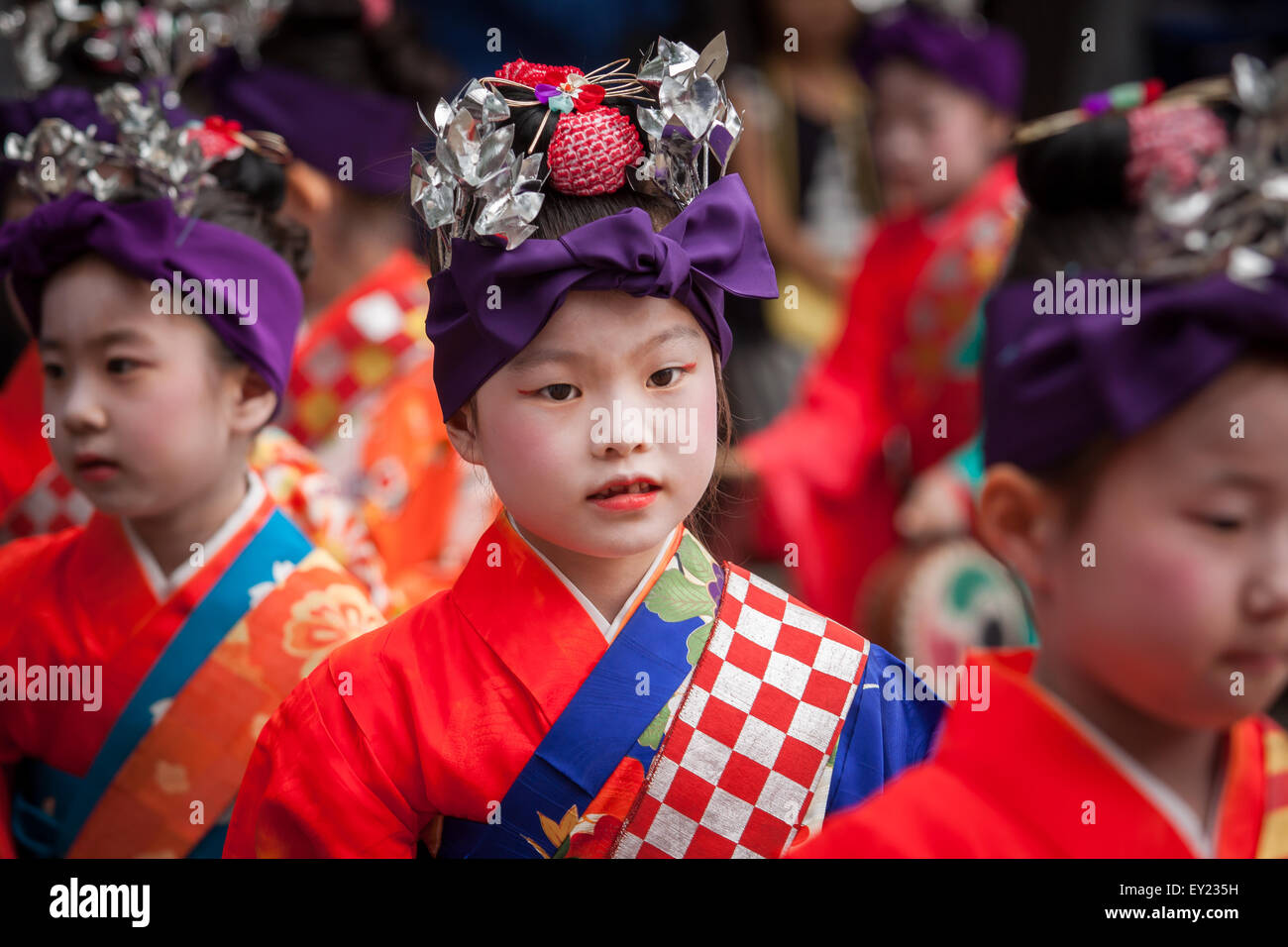 KYOTO, JAPAN - Juli 7: kleine japanische Mädchen in Geisha Make-up und Kimono während Tanabata Festival feiern Stockfoto