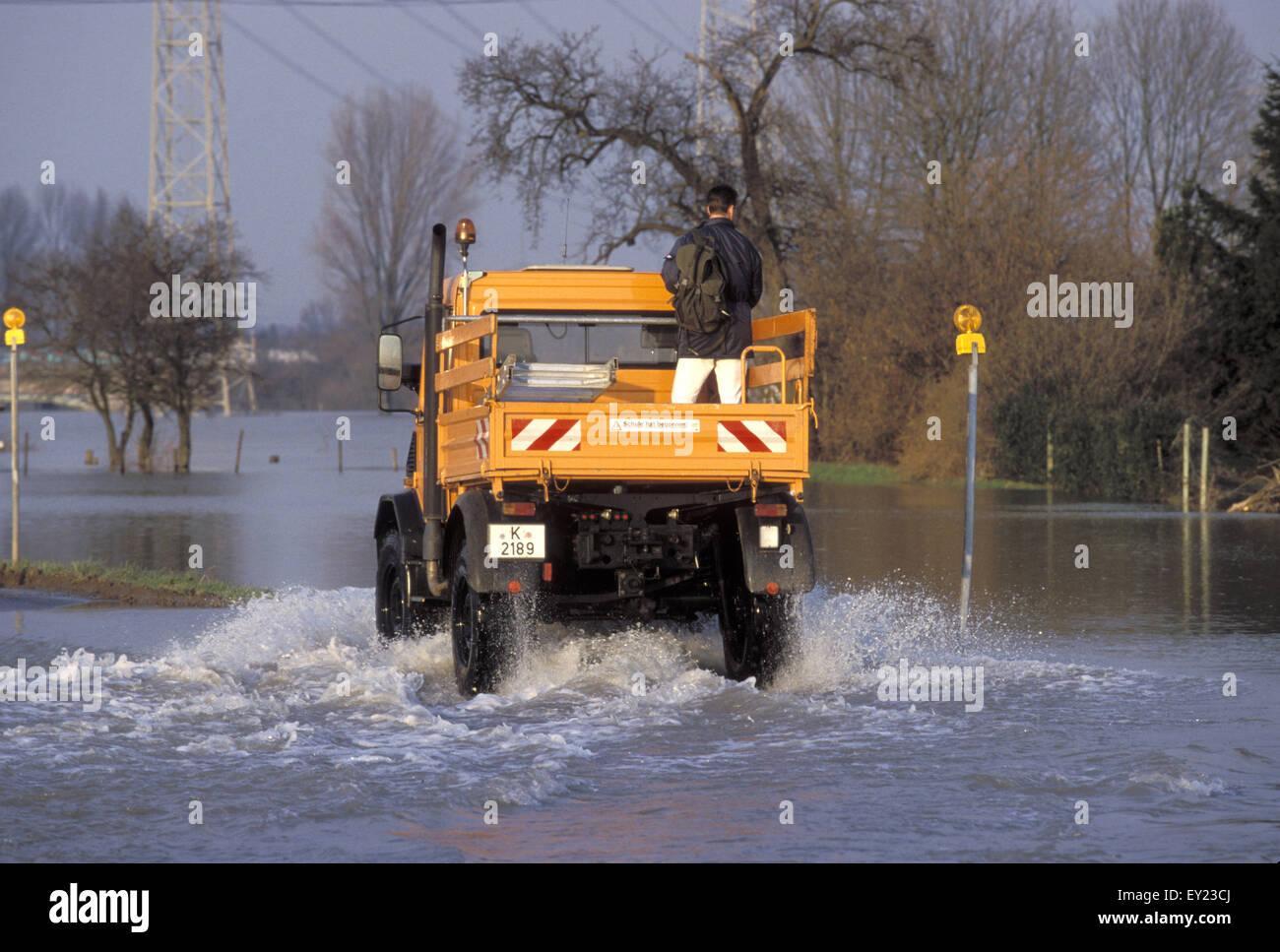 DEU, Deutschland, Köln, Hochwasser des Rheins im November 1998, ein Unimog LKW bringt die Bewohner in ihre Häuser in den dist Stockfoto