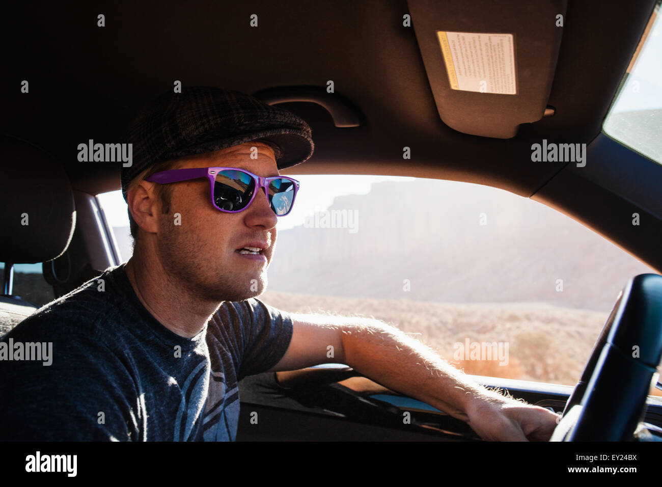 Mann fahren auf Roadtrip, Monument Valley, Utah, USA Stockfoto