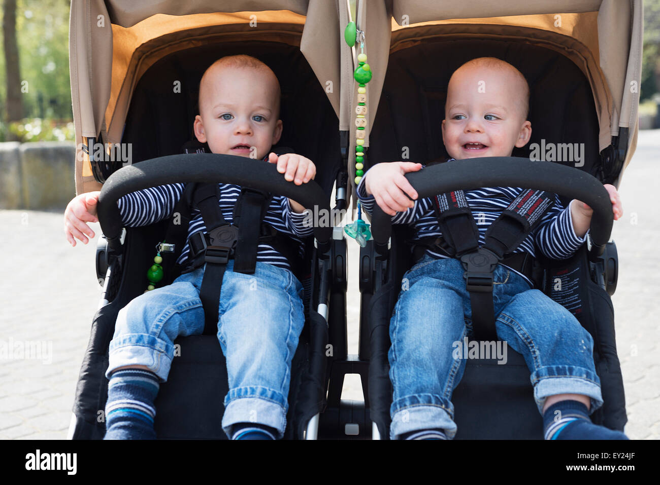 Porträt der Zwillingsbrüder Baby im Kinderwagen im park Stockfoto