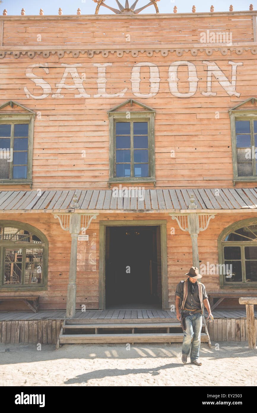 Cowboy vor Saloon aufbauend auf Wild-West-Film-set, Fort Bravo, Tabernas, Almeria, Spanien Stockfoto