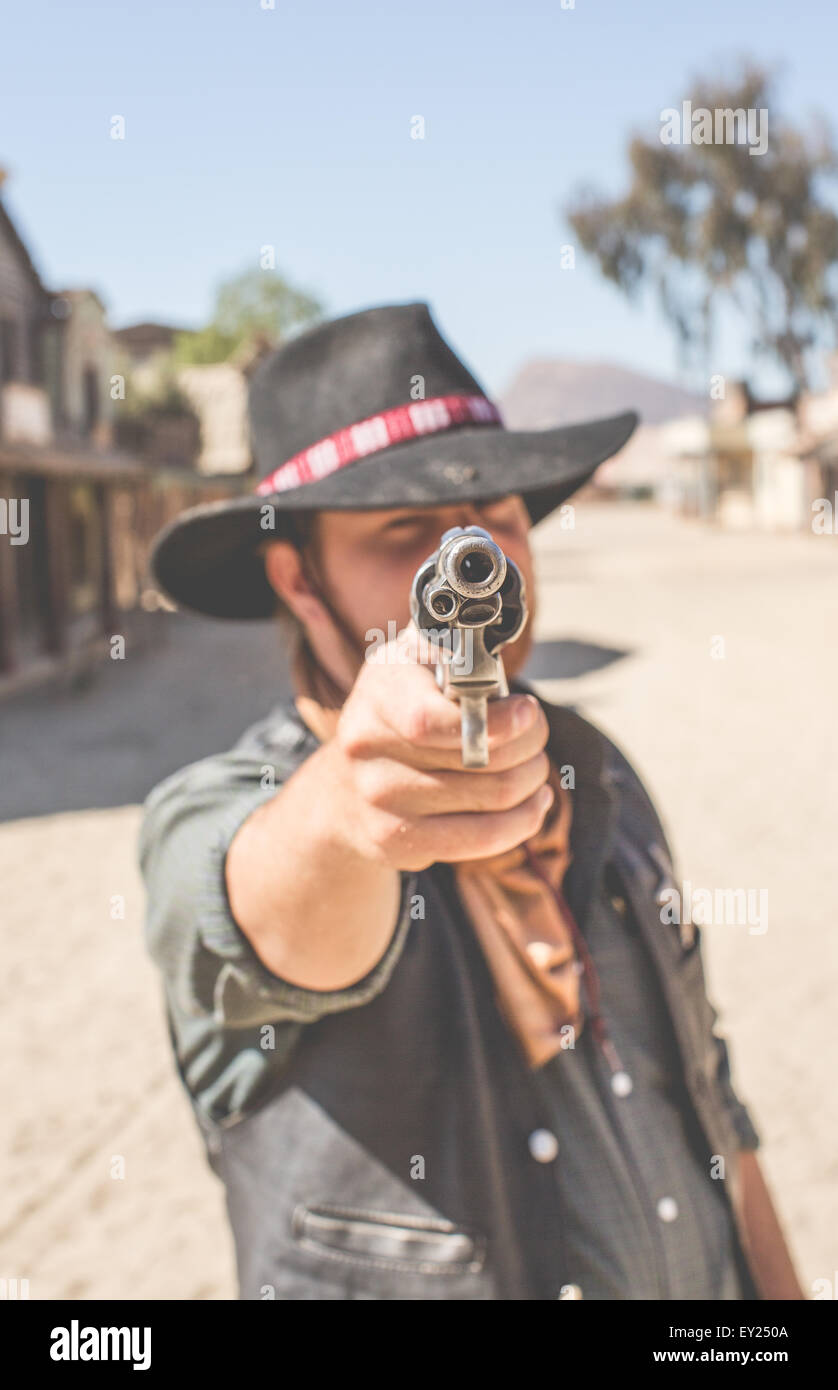 Zeigenden Pistole Cowboy im wilden Westen Film eingestellt, Fort Bravo, Tabernas, Almeria, Spanien Stockfoto