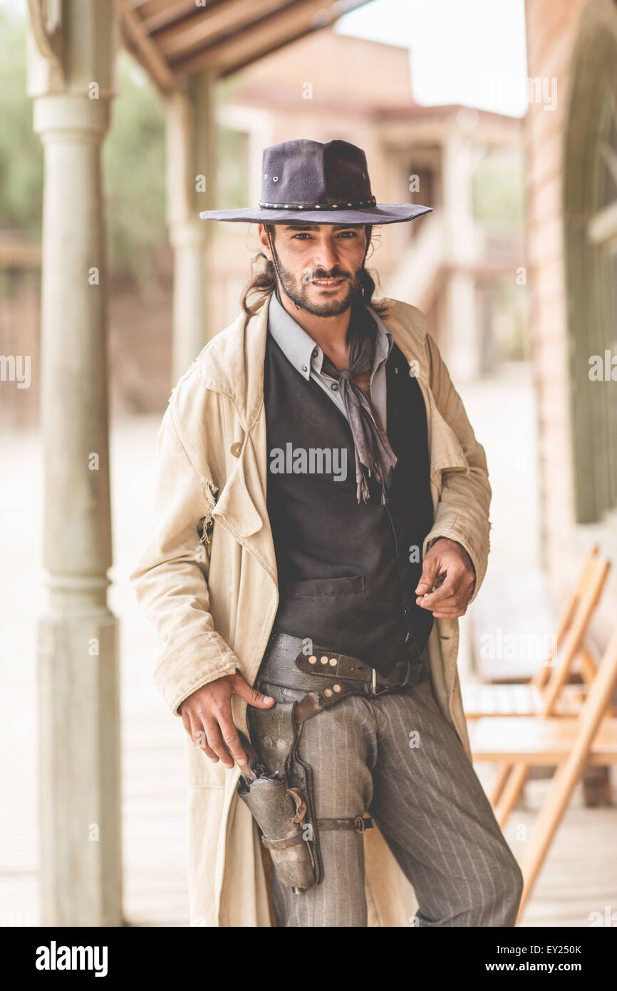 Porträt von Cowboy auf der Veranda auf Wild-West-Film-set, Fort Bravo, Tabernas, Almeria, Spanien Stockfoto