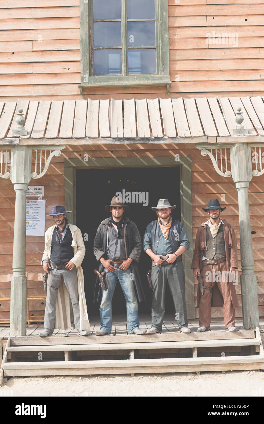 Porträt von vier Cowboys auf Veranda auf Wild-West-Film eingestellt, Fort Bravo, Tabernas, Almeria, Spanien Stockfoto