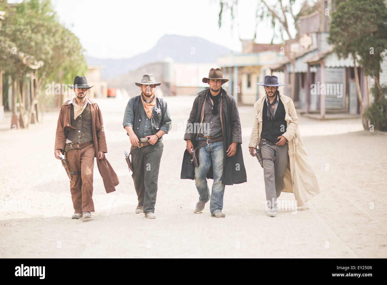 Porträt von vier Cowboys zu Fuß entlang der Straße im wilden Westen Film eingestellt, Fort Bravo, Tabernas, Almeria, Spanien Stockfoto