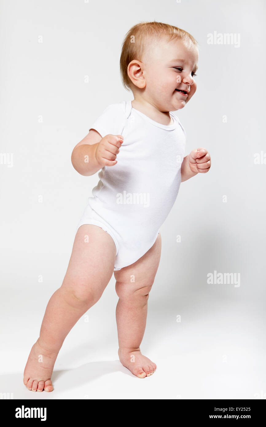 Porträt von Baby Boy, stehend, wegsehen, Lächeln Stockfoto