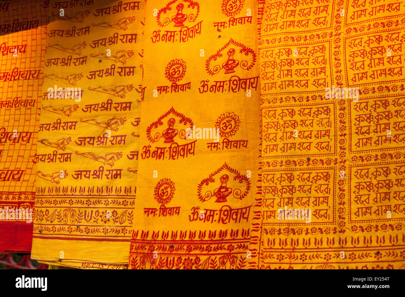 Bedruckte Textilien und Tuch auf dem Display auf dem Basar in Varanasi Stockfoto