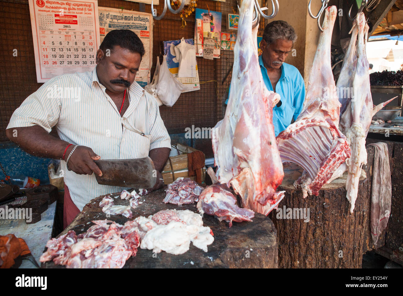 Halal Metzger mit einem Beil, hacken Sie Fleisch auf dem Markt von Thiruvananthapuram Stockfoto