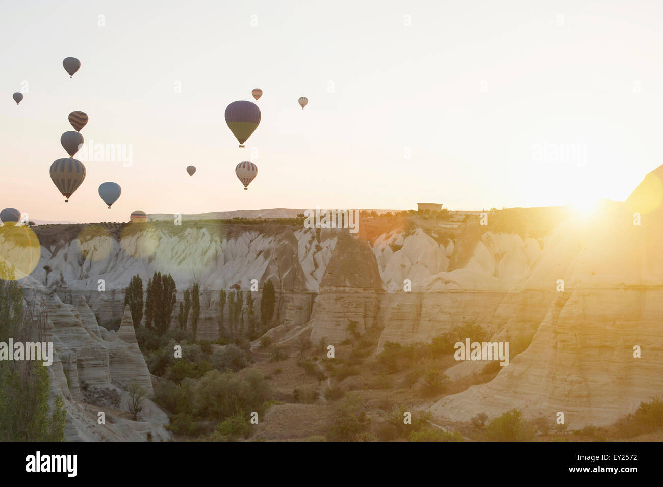 Heißluftballons über Rock-Formationen, Kappadokien, Anatolien, Türkei Stockfoto