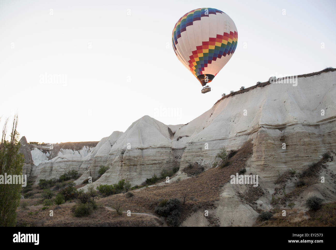 Heißluftballon über dem Fels-Formationen, Kappadokien, Anatolien, Türkei Stockfoto
