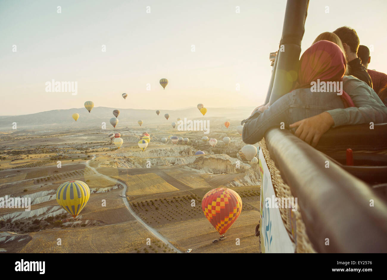 Touristen in Heißluft-Ballon-Korb oben Feld Landschaft, Kappadokien, Anatolien, Türkei Stockfoto