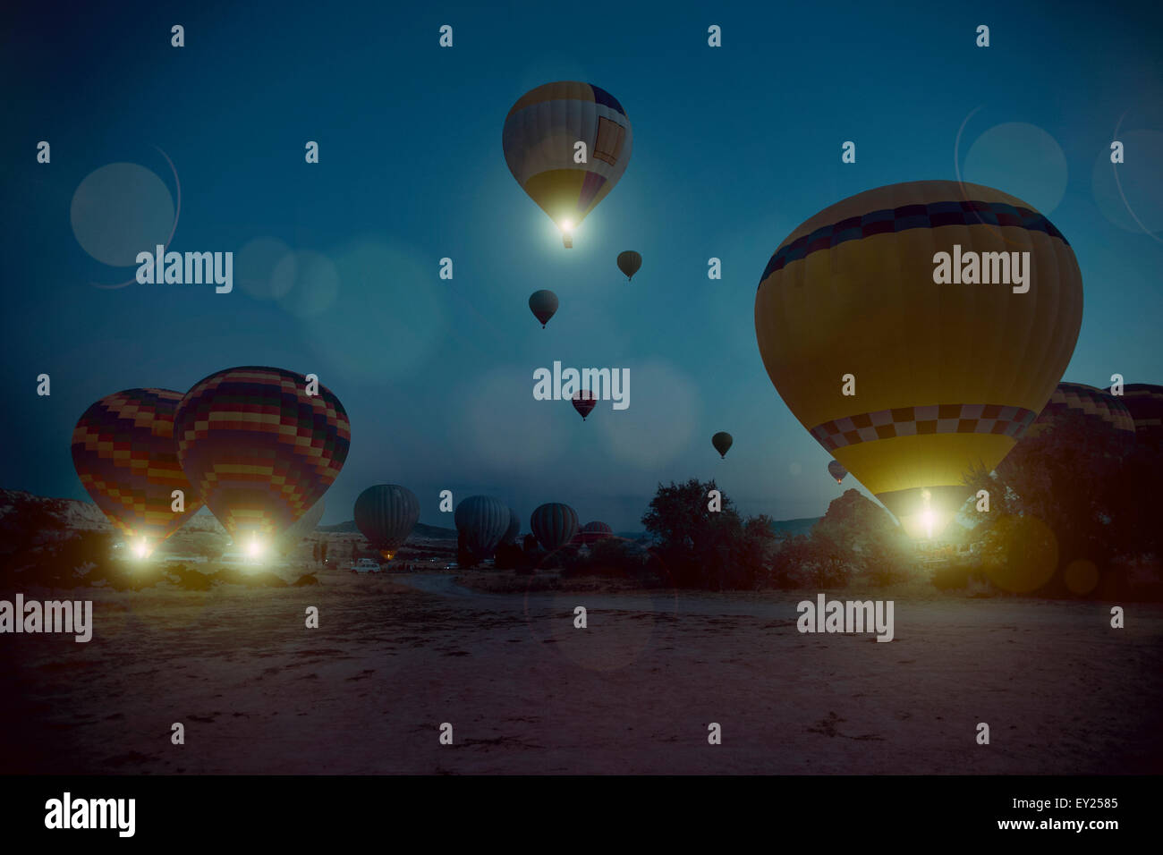 Leuchtende Heißluftballons steigen in Richtung Himmel in der Nacht, Kappadokien, Anatolien, Türkei Stockfoto