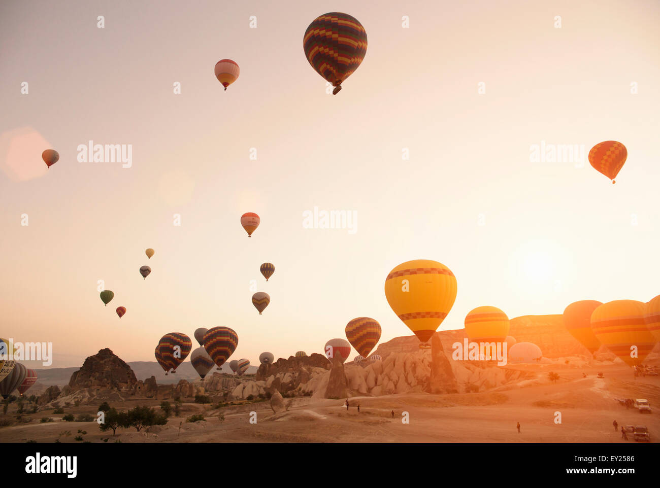 Heißluftballons in Bildung Felslandschaft bei Sonnenuntergang, Kappadokien, Anatolien, Türkei Stockfoto