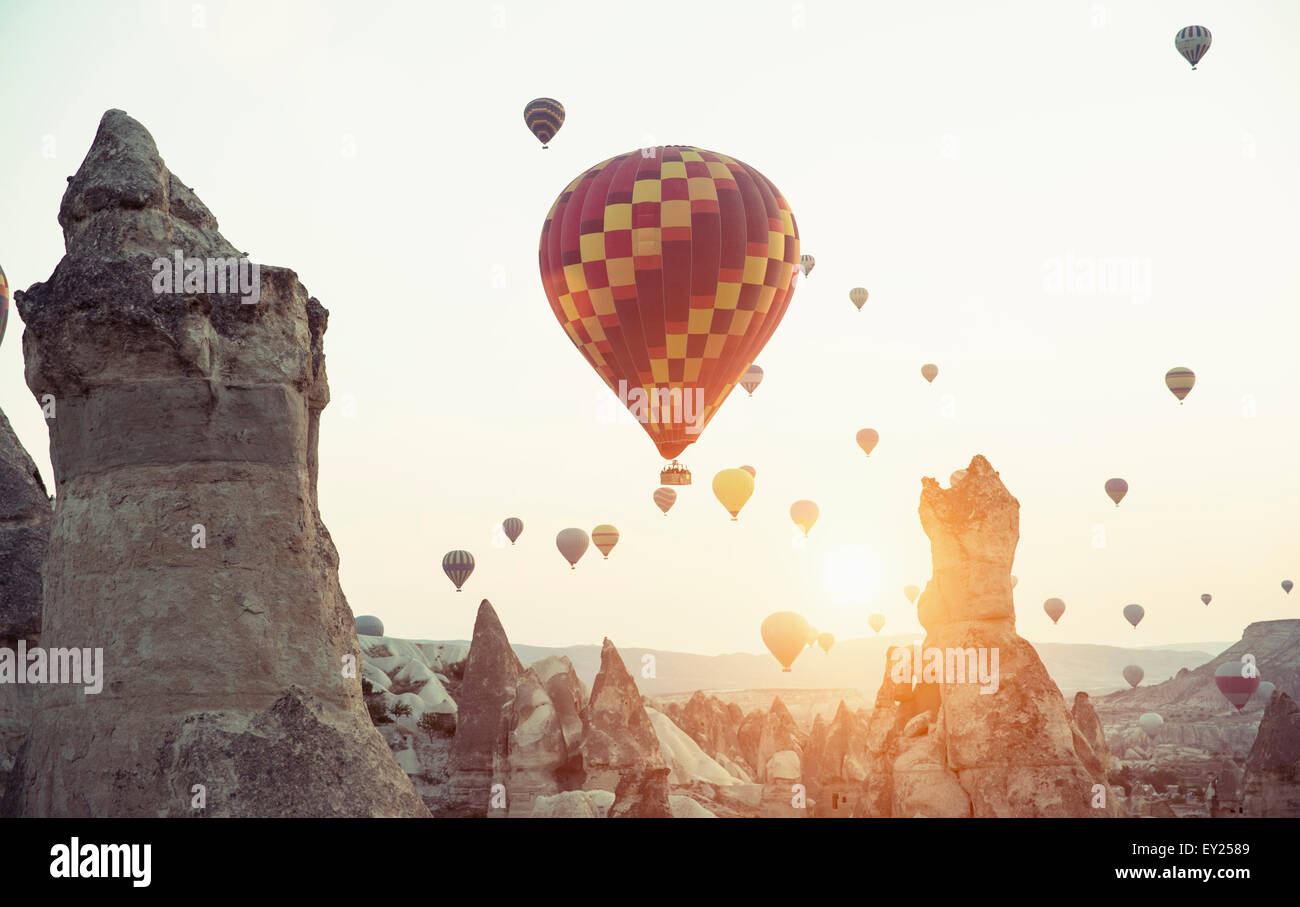 Heißluftballons über Hoodoo rock-Formationen, Kappadokien, Anatolien, Türkei Stockfoto