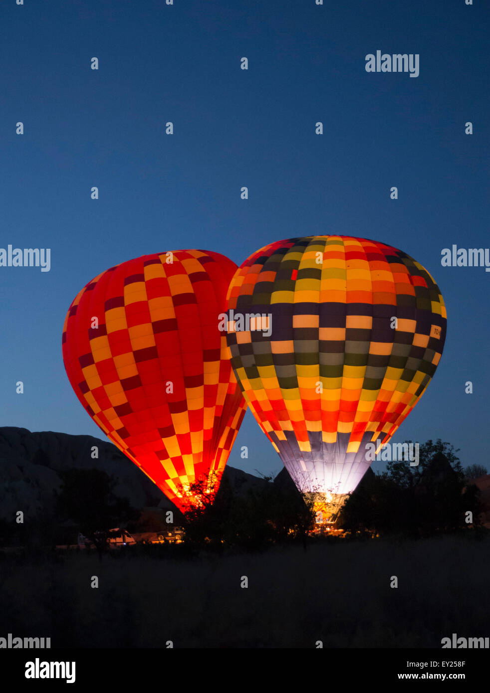 Zwei beleuchtete Heißluftballons bei Nacht, Kappadokien, Anatolien, Türkei Stockfoto